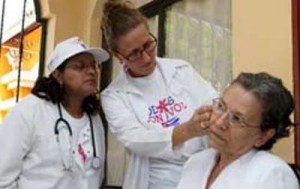 Condecora Nicaragua a médicos cubanos con Orden Rubén Darío