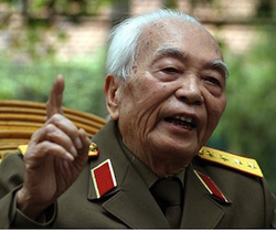 Felicita Raúl al General Vo Nguyen Giap por su cumpleaños 100