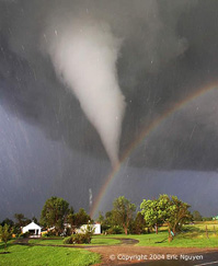 Insólita imagen de un tornado y un arcoiris