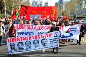 20111104133119-manifestacion-en-argentina-por-los-cinco-5-300x199.jpg