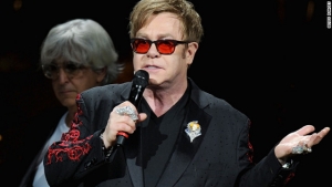 Hospitalizan a Elton John por una grave infección respiratoria