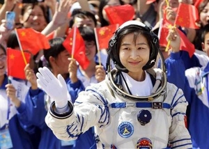 Llega al espacio primera mujer astronauta china