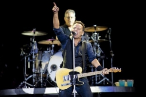 Le apagan las luces a concierto de Springsteen y McCartney por pasarse de tiempo