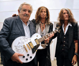 Banda Aerosmith regaló guitarra a presidente Mujica