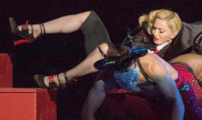 Se cae Madonna en la entrega de premios Brit
