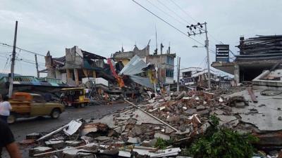 Rescatistas venezolanos hallan sobreviviente 13 días después del terremoto en Ecuador