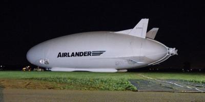 Flying Bum, la aeronave más grande del mundo, sale de su hangar