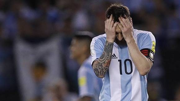 FIFA suspende a Messi durante cuatro partidos por insultos a árbitro