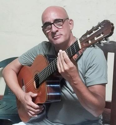 Erick Sánchez: «Voy por la vida a guitarra limpia»