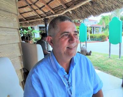 «Soy cirujano de columna vertebral a tiempo completo»