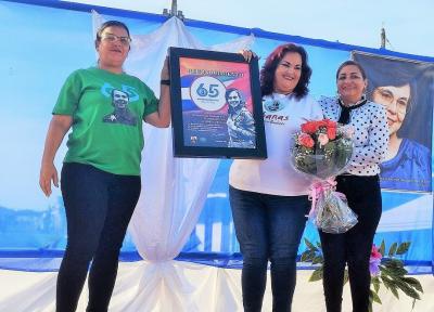 Cubanas, como las palmas y su bandera